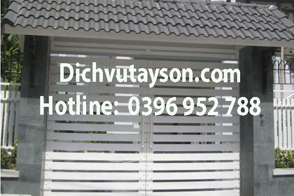 Sơn lại cổng cũ tại Kiến An, Hải Phòng